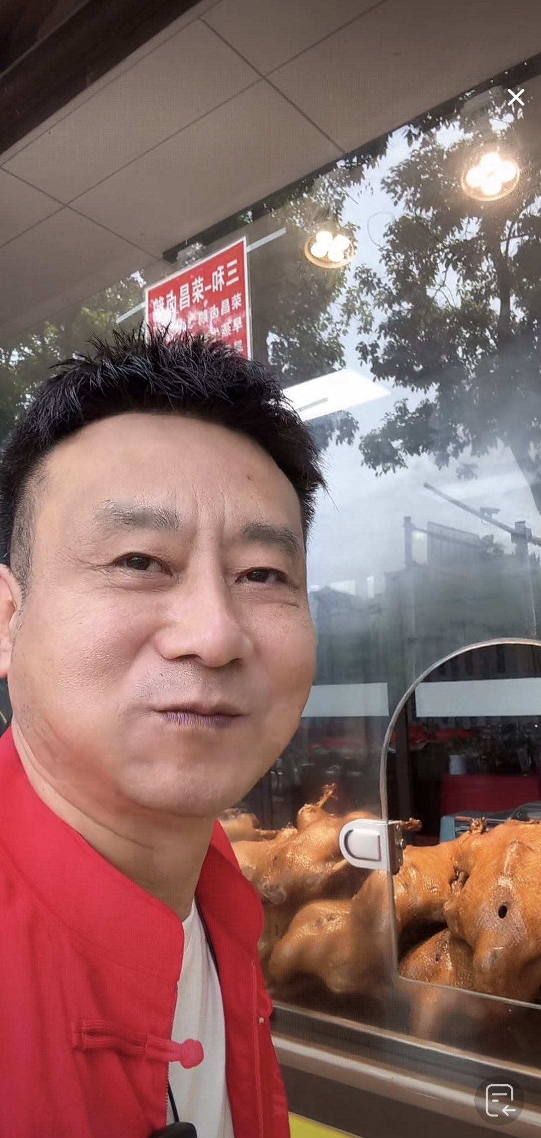 老板娘热情地给他端了一块卤鹅,让他尝尝味道!