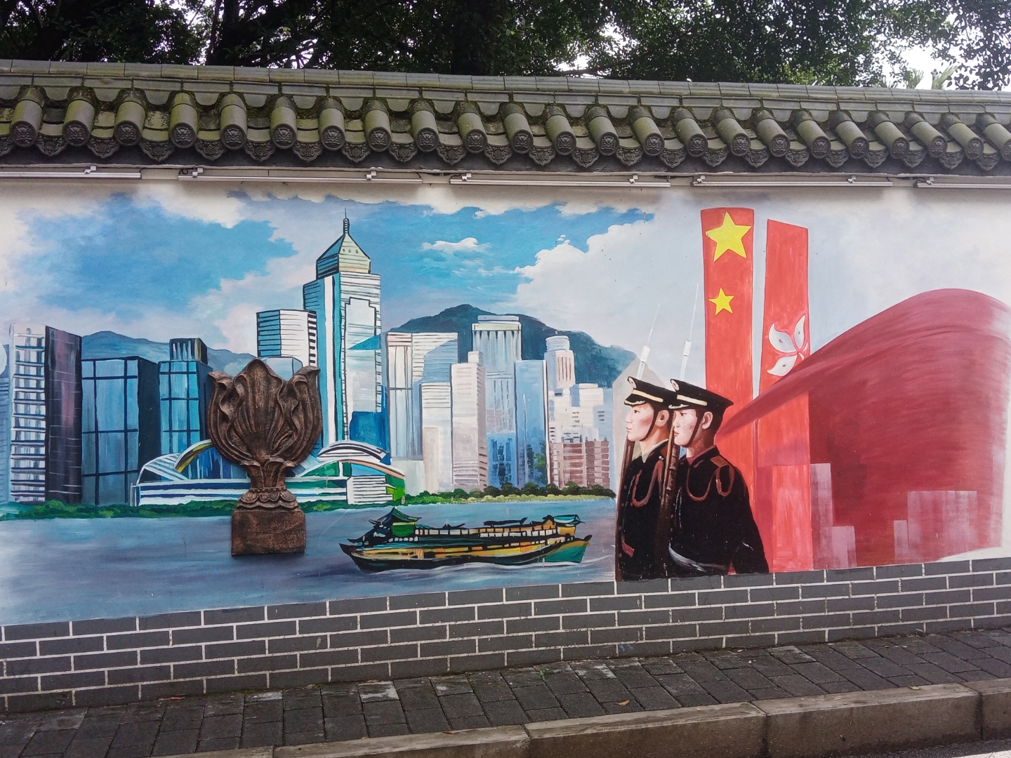 第一张:1927年南昌起义 第二张:1934年红军长征 第