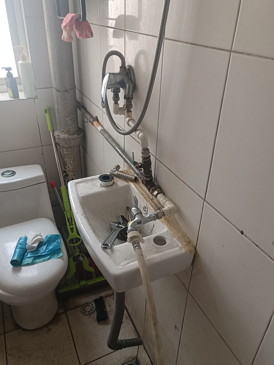 水管漏水维修,济南维修水龙头更换,还混水阀,换淋浴器,维修管道以下为