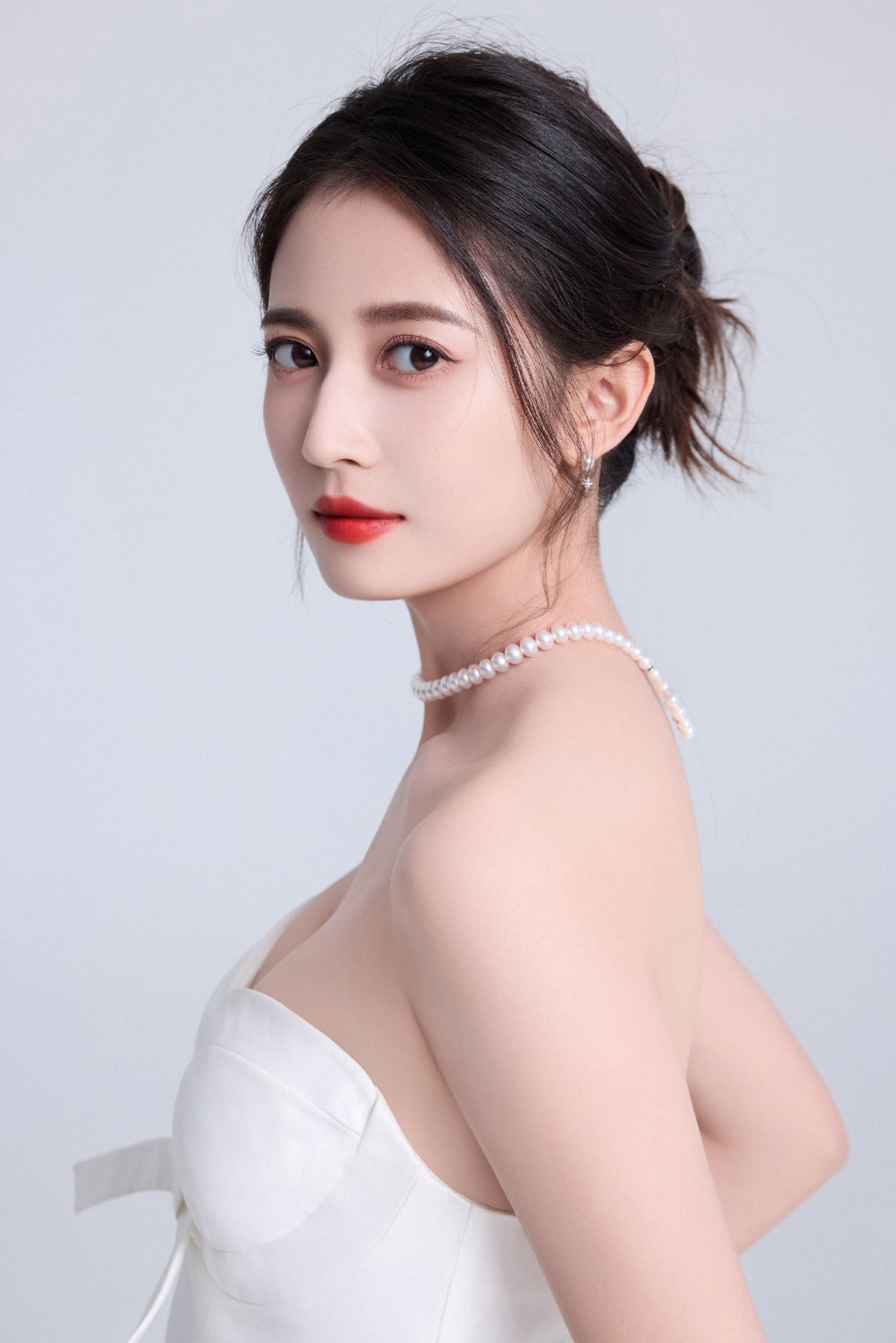 陈钰琪性感白裙大赏身材勾勒的凹凸有致优雅气质尽显美得不可方物