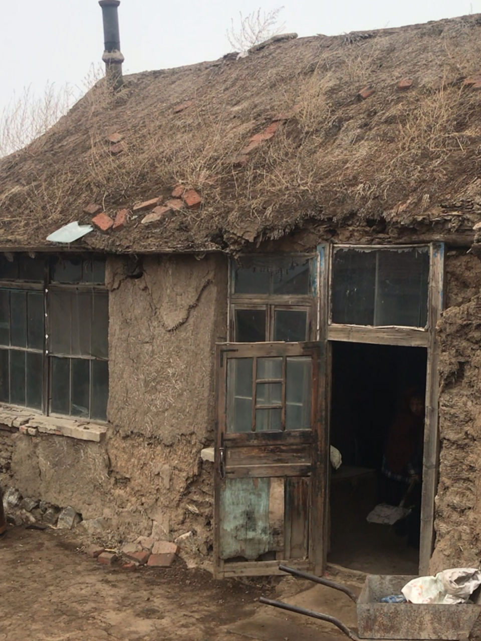 小时候住的还是茅草房,墙是厚厚的土墙,有东屋北屋西屋,分别住着三户