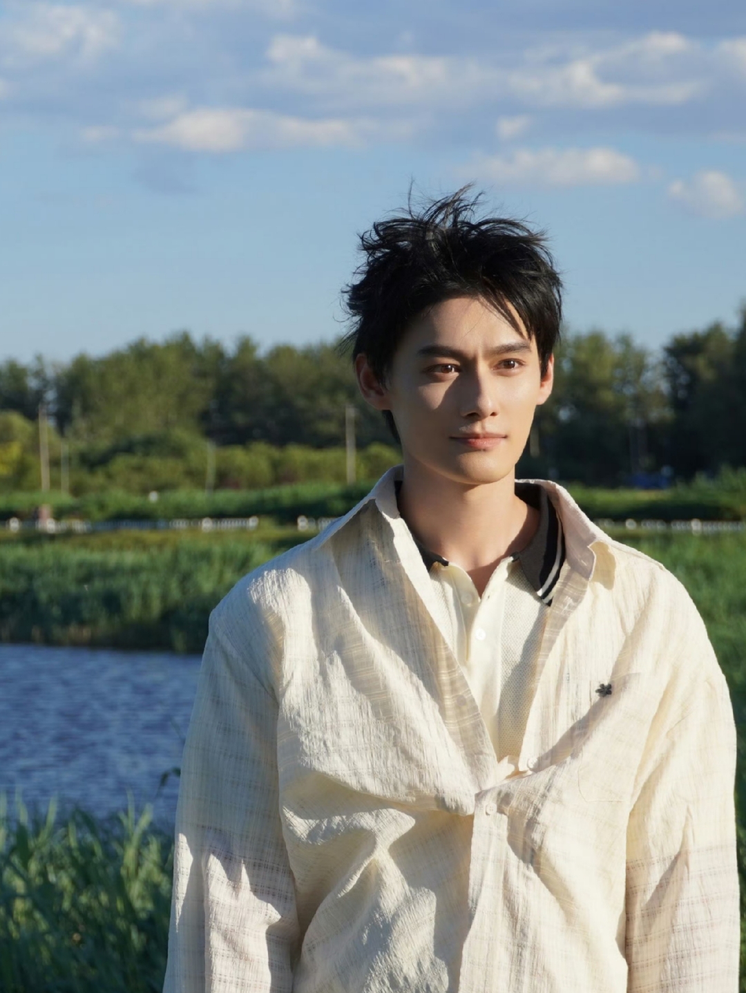 两人澄清所谓"牵手图"是二人约下班吃饭,她拍了一下汪卓成被捕捉下来