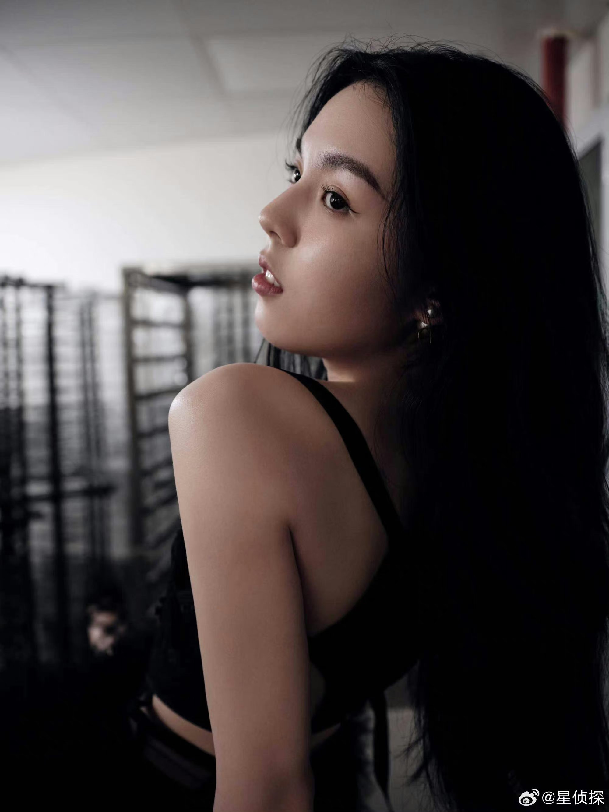 李咏女儿法图麦-李现身深圳时尚活动,身穿all black露背羽毛裙,大秀好