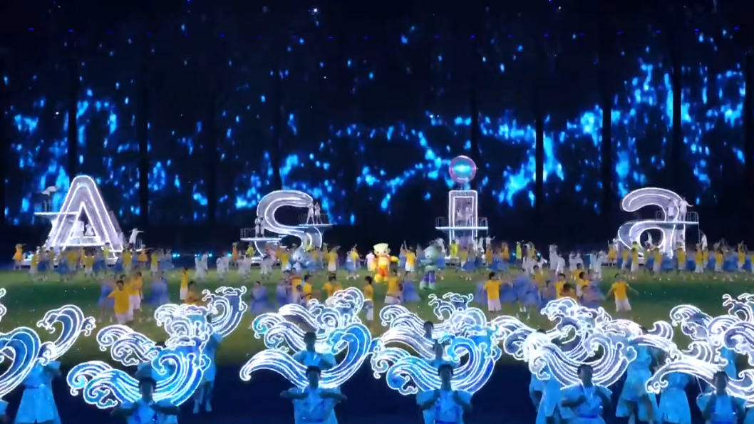 闭幕巨型宸宸琮琮莲莲出场,太酷了吧!杭州亚运会闭幕,当吉祥物就坐在