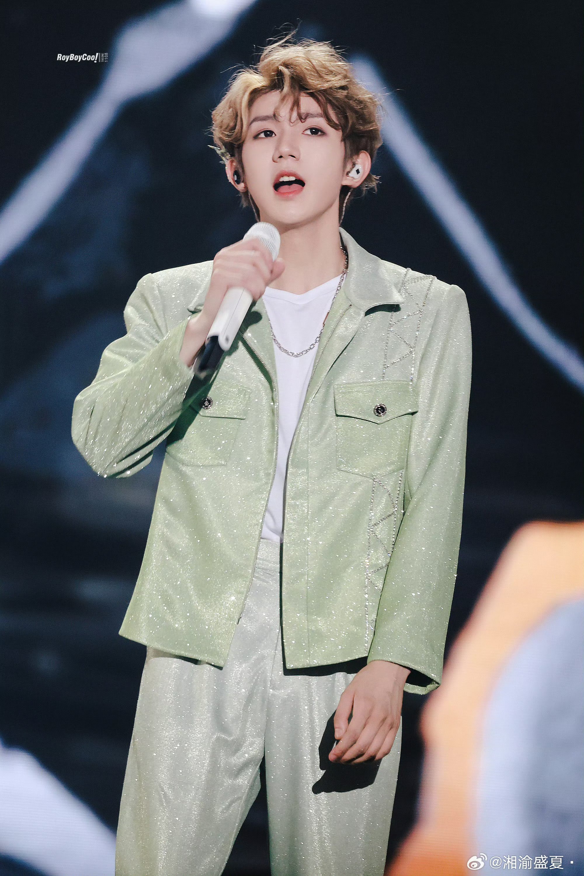 王源放下话筒之后还在唱,真诚果然是必杀技?王源他超爱!