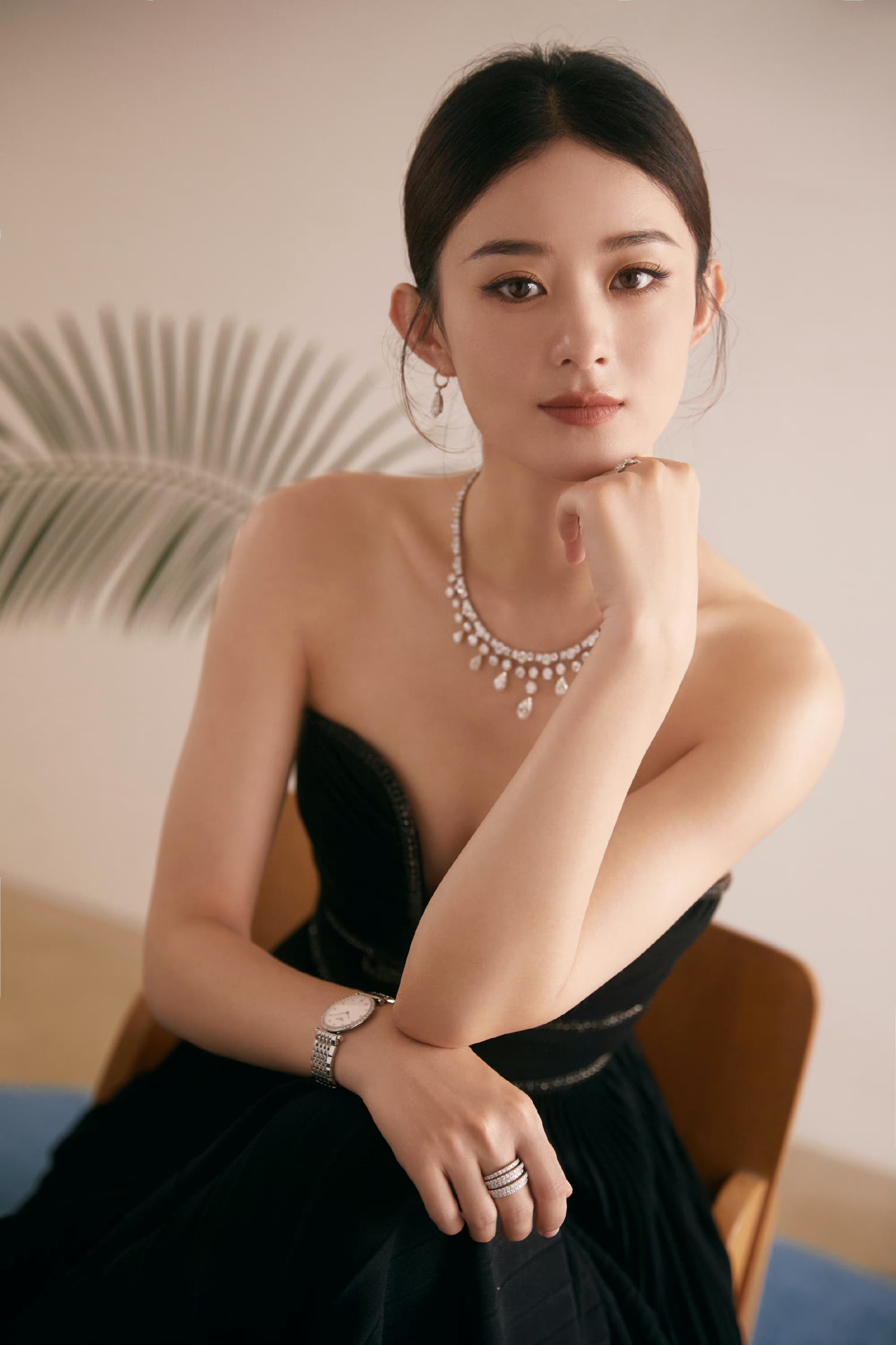 赵丽颖一身黑色晚礼服,大秀好身材,被提名白玉兰奖中,她说,希望吭以