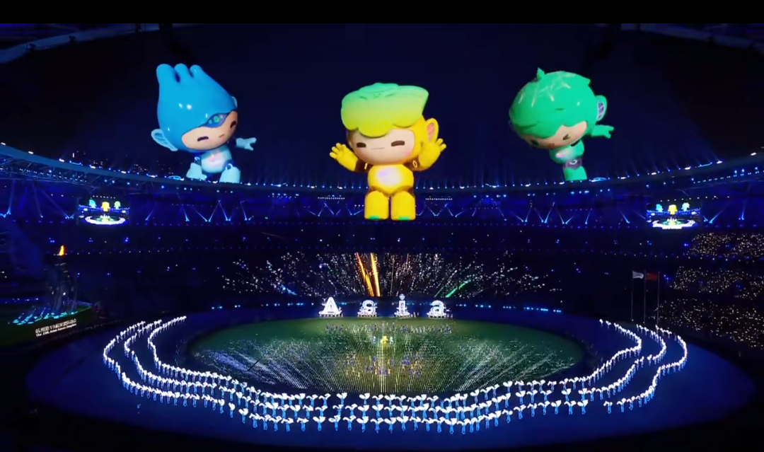 闭幕巨型宸宸琮琮莲莲出场,太酷了吧!杭州亚运会闭幕,当吉祥物就坐在