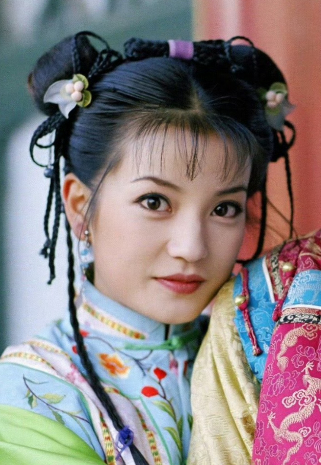 曾经,赵薇凭借《还珠格格》里灵动的"小燕子"一角,成为全民追捧的