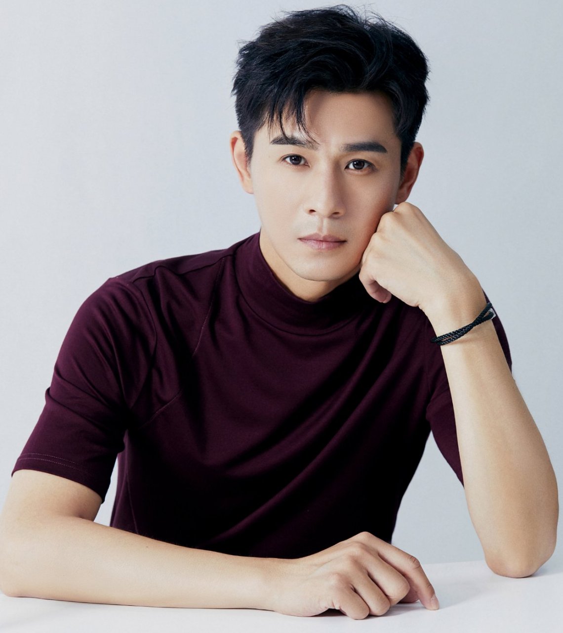 乔振宇穿着深枣红色高领半袖,时尚帅气又迷人!