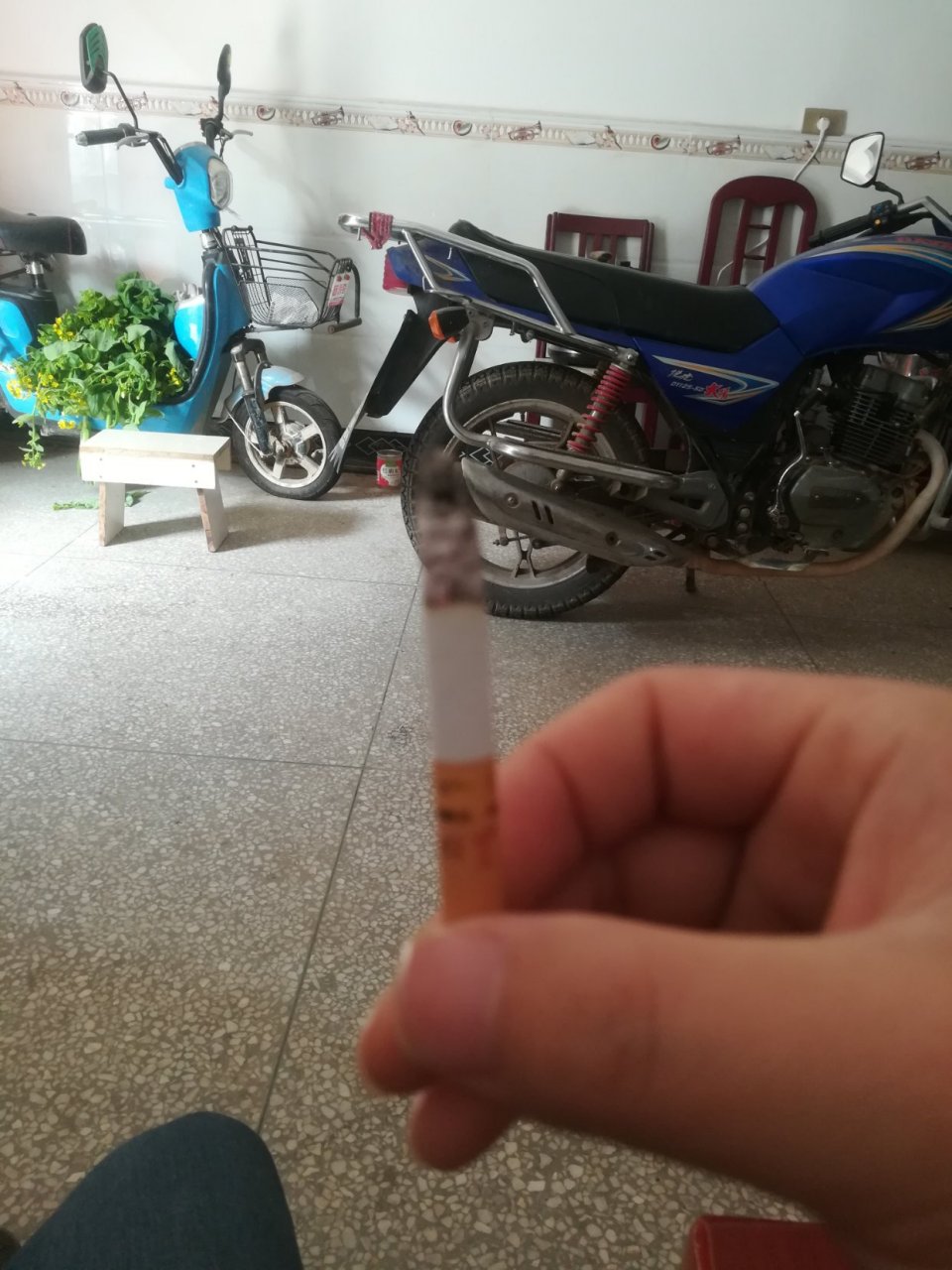 没烟抽了,五块的烟都抽没了!