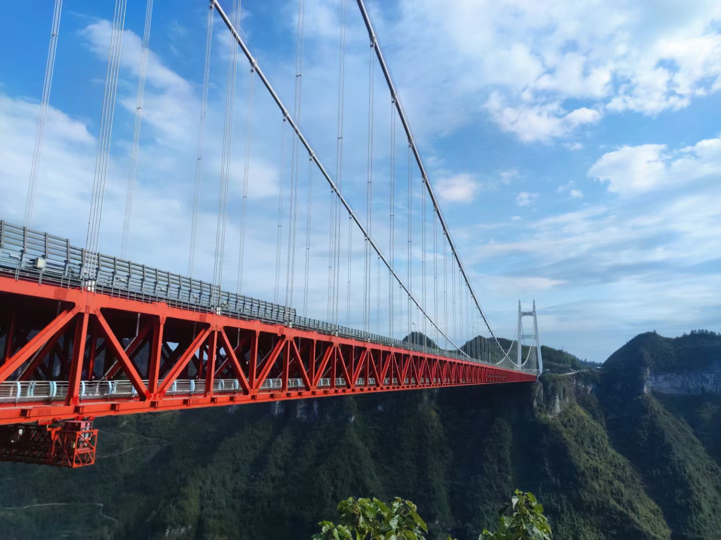 周末逛街的时候路过一家童装店,里面的衣服款式新穎
