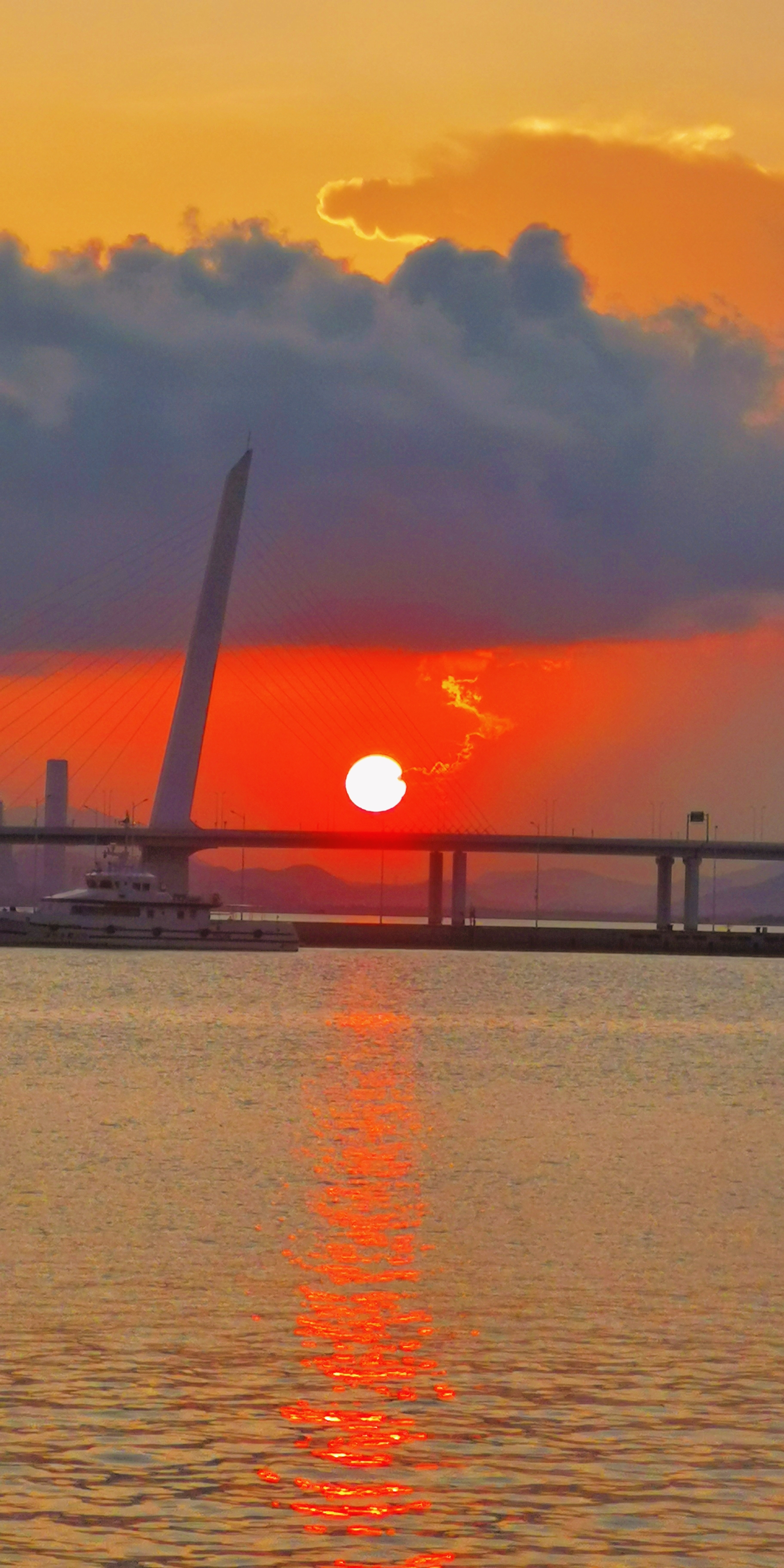 沿途,碧波与朝霞晖映,仿佛大海在低语,诉说着夜的温柔与晨曦的期盼.