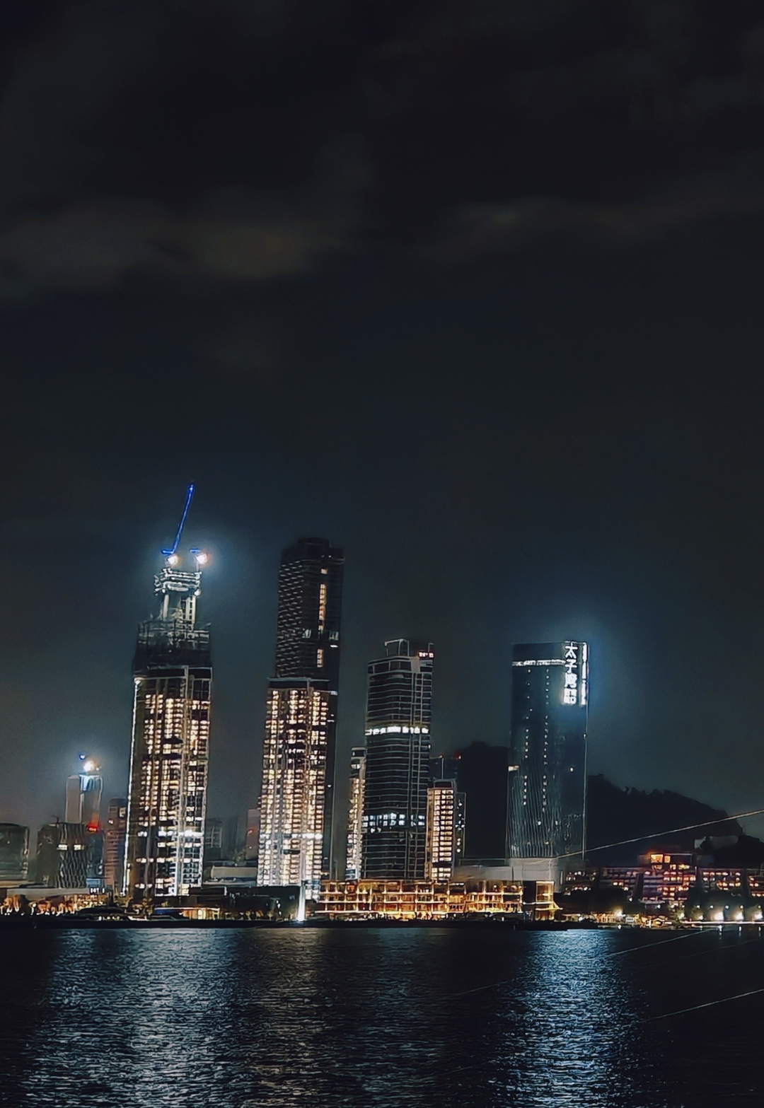 夜里十一点,仍灯火璀璨的深圳蛇口太子湾工地,打造海陆交汇,可观碧海