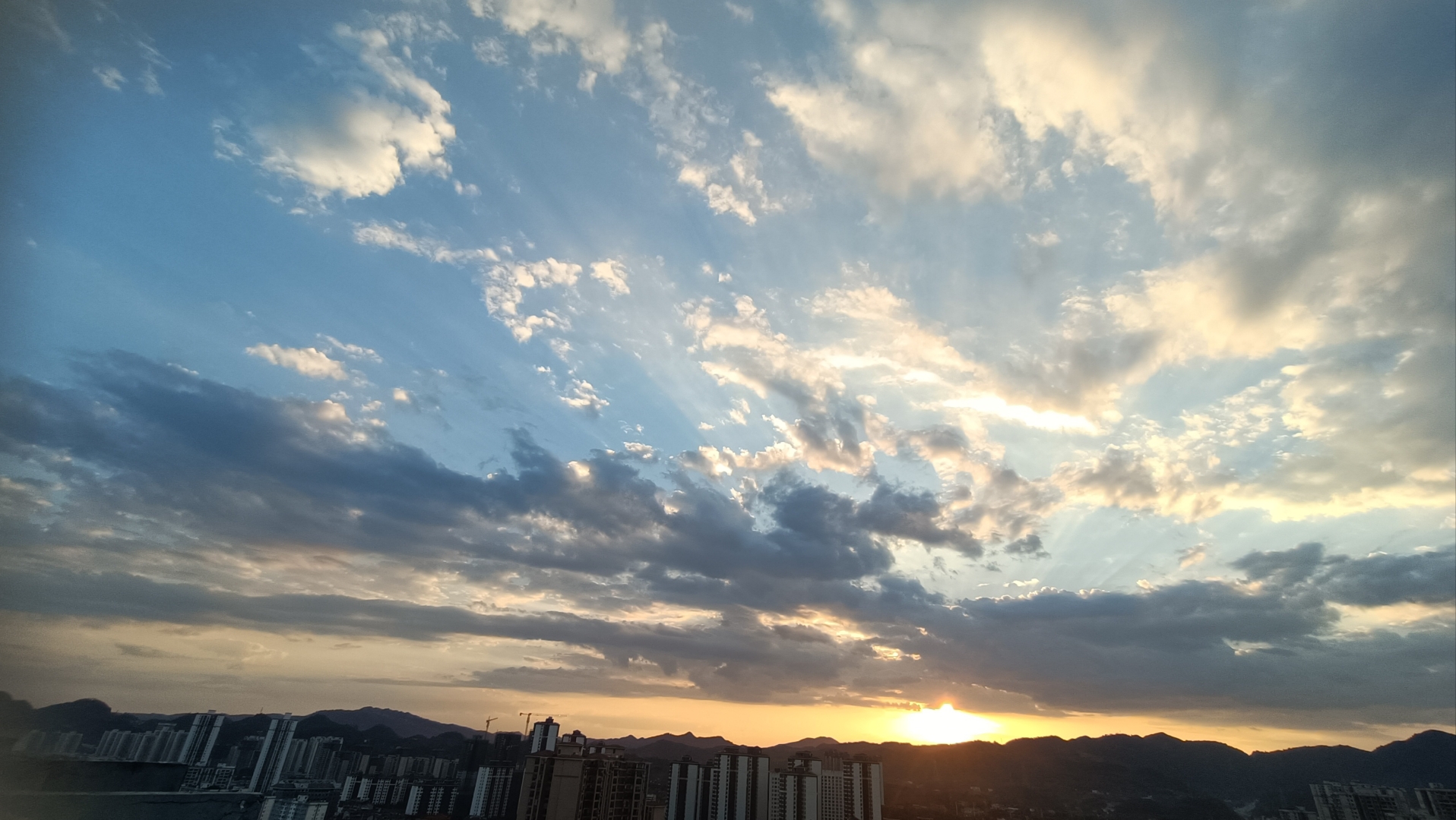 夕阳下的云彩,映照着城市的剪影,美得让人心醉.