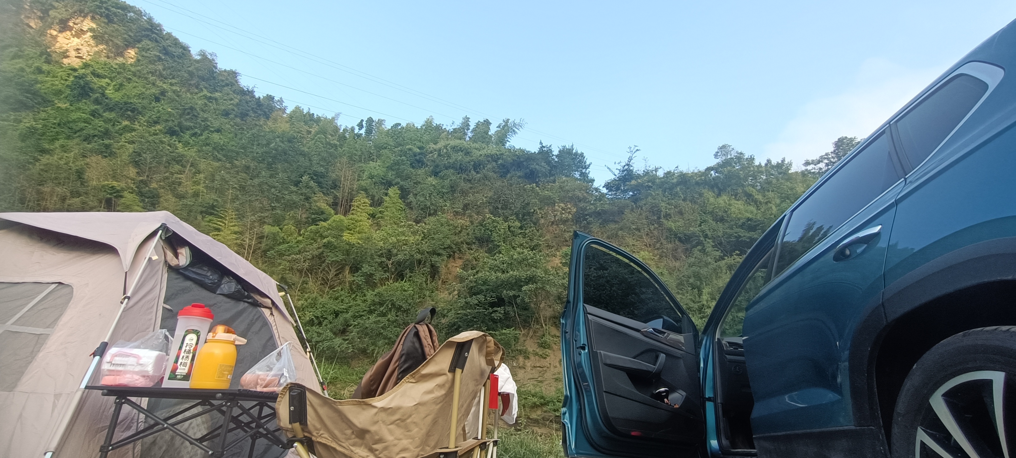 在遵义混子河,碧水蓝天,风景如画.