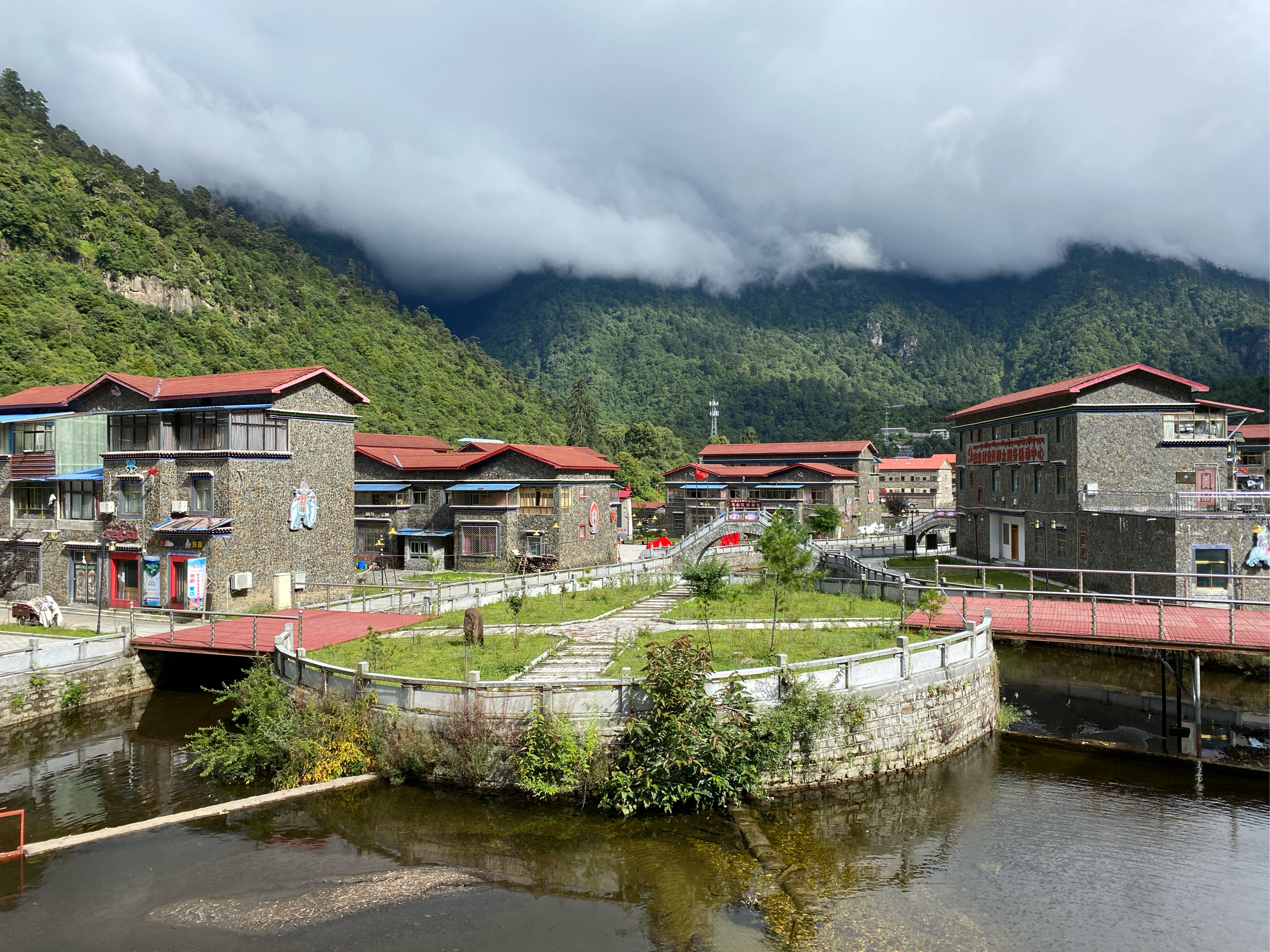 在飞机上看报纸,忽然看到有个名字很熟悉,西藏山南错那县勒布沟,那是