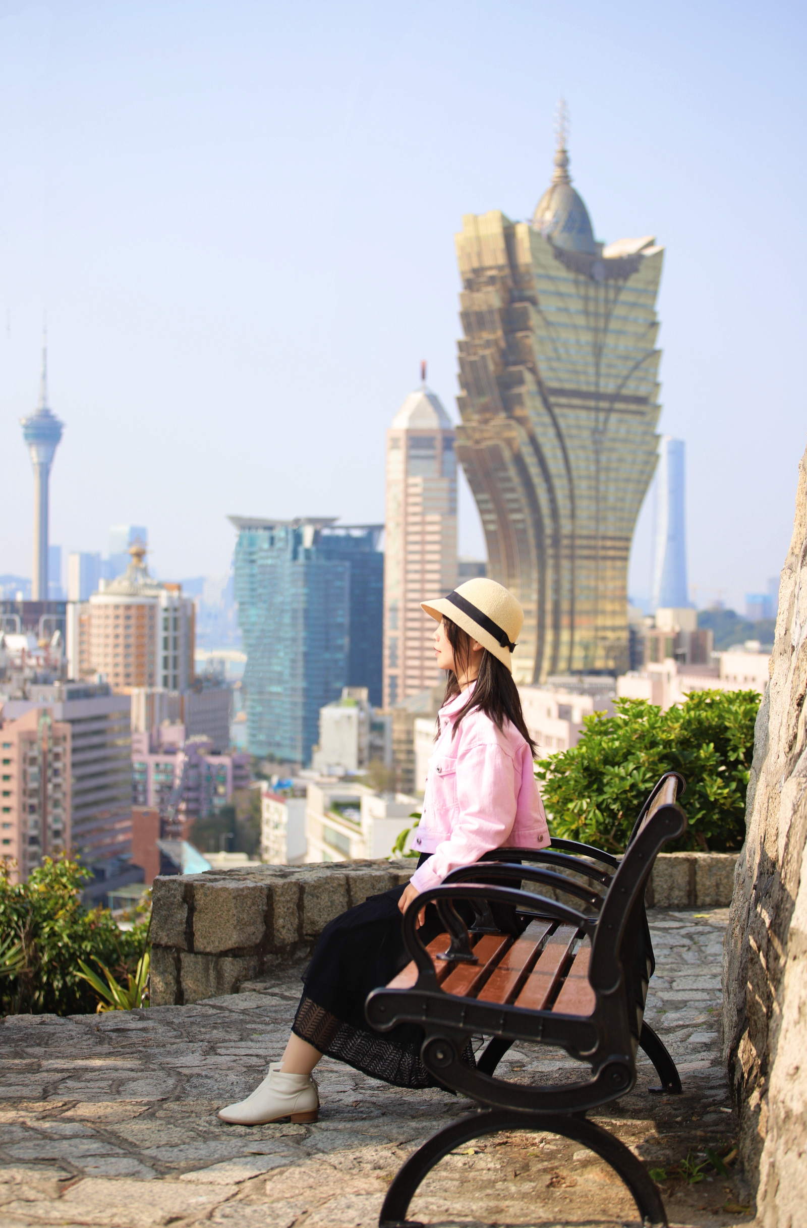 女生和建筑物拍照图片