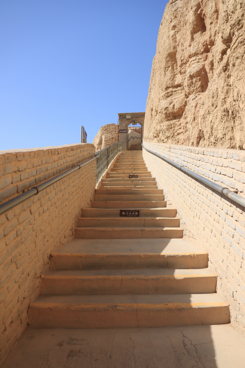 去吐鲁番千佛洞时遇到一位老人,说是退役的伤残兵,给我们弹奏音乐,让