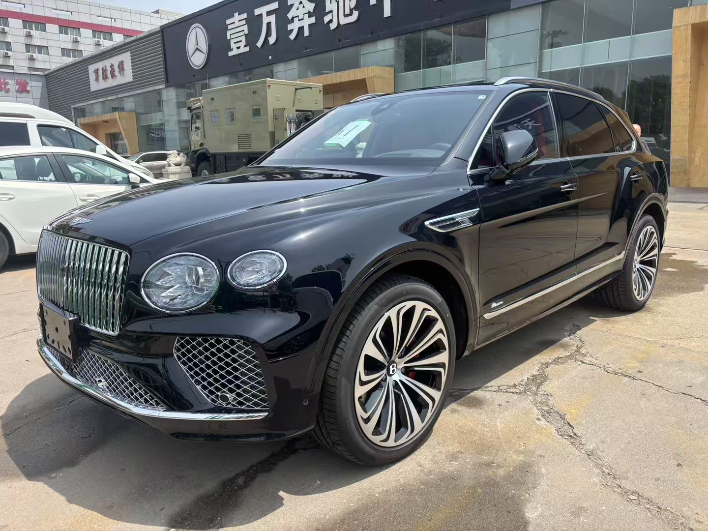 24款欧规宾利添越雅度标轴 宝石黑/热刺红/黑鲸 选配:黑钢琴木,颜色