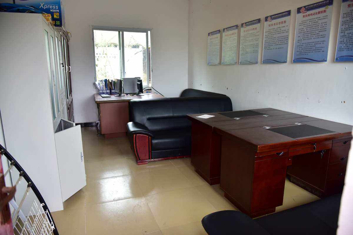 村办公室里五个人,三女两男,加上王钰祥一共六个人;王家庄里王姓是个