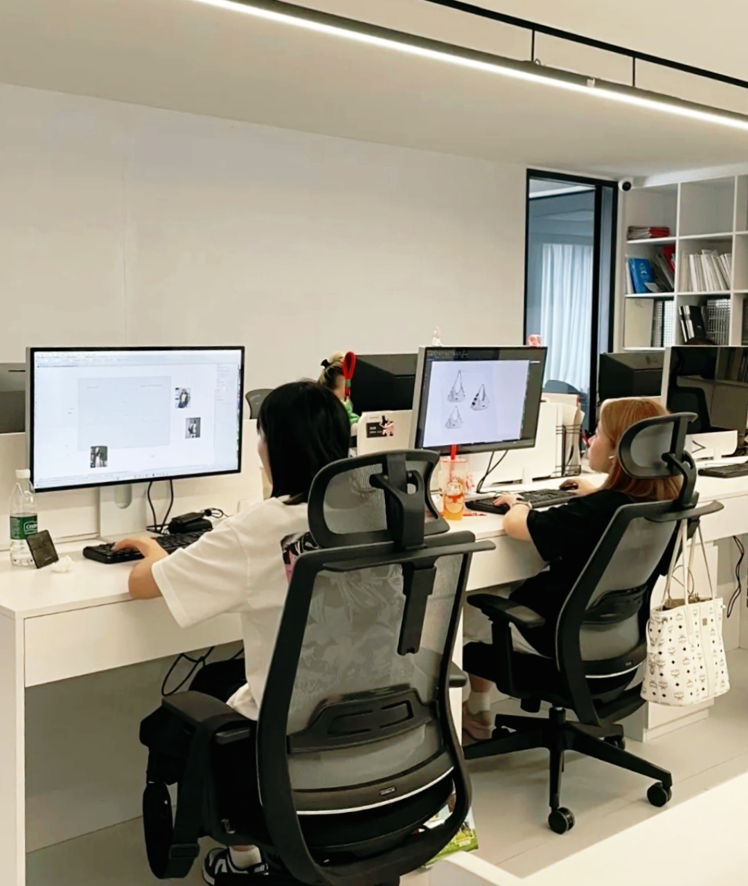 每次她一走近,就能闻到一股腥臭味,起初我还以为哪