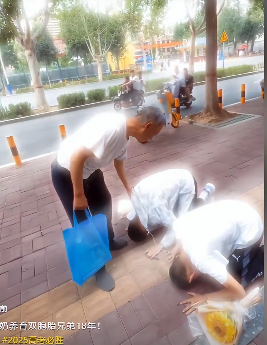 高考第3天,双胞胎男孩给7旬爷爷下跪,家庭情况曝光,网友哭惨了