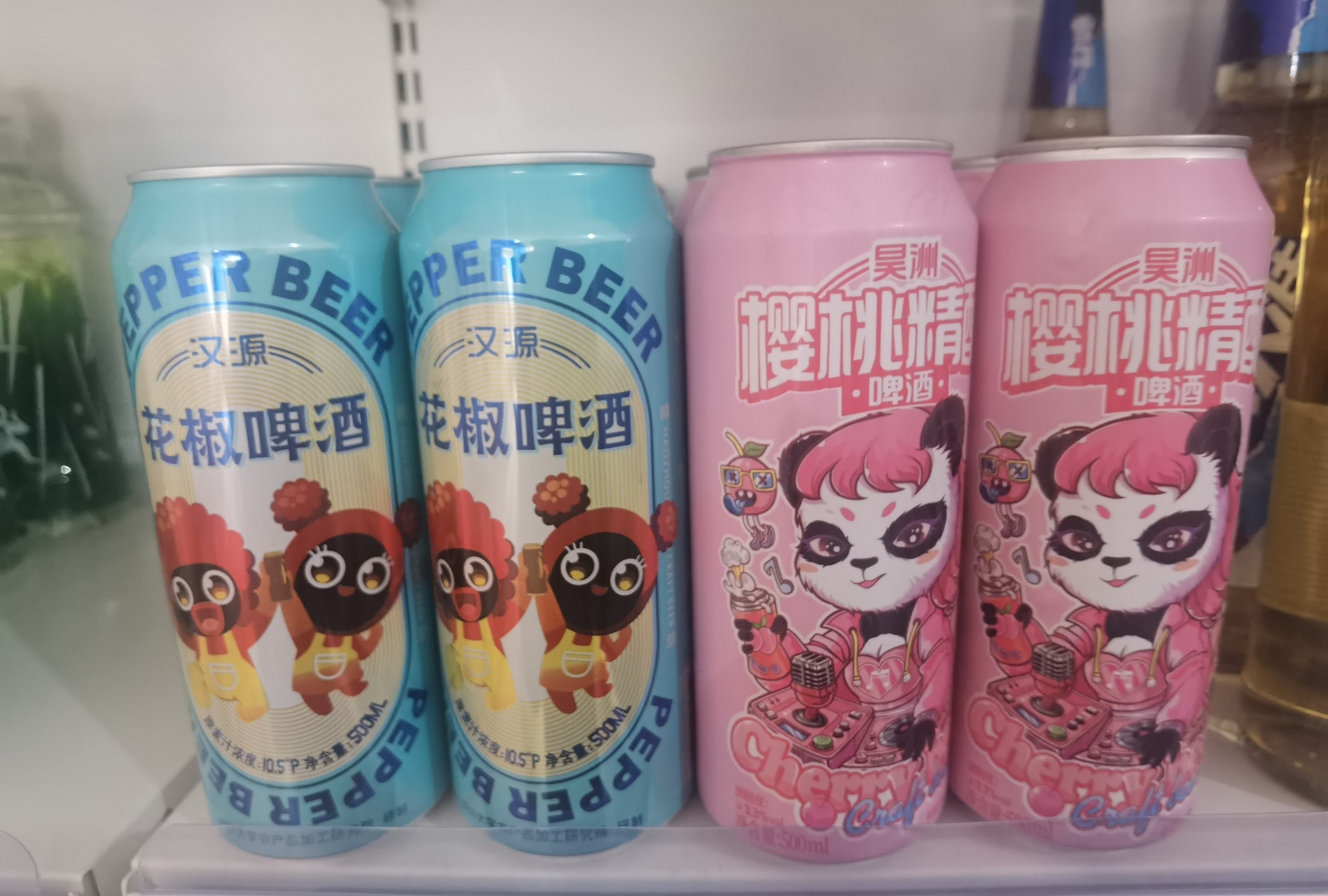 花椒啤酒回味略带一丝花椒麻味,嘴唇会有轻微触电感.