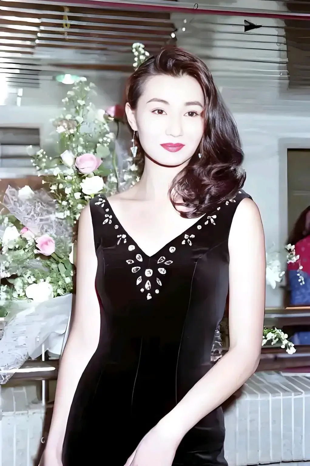 张曼玉年轻时是真漂亮,她的气质独特,高贵中还有一丝冷傲的感觉,百变