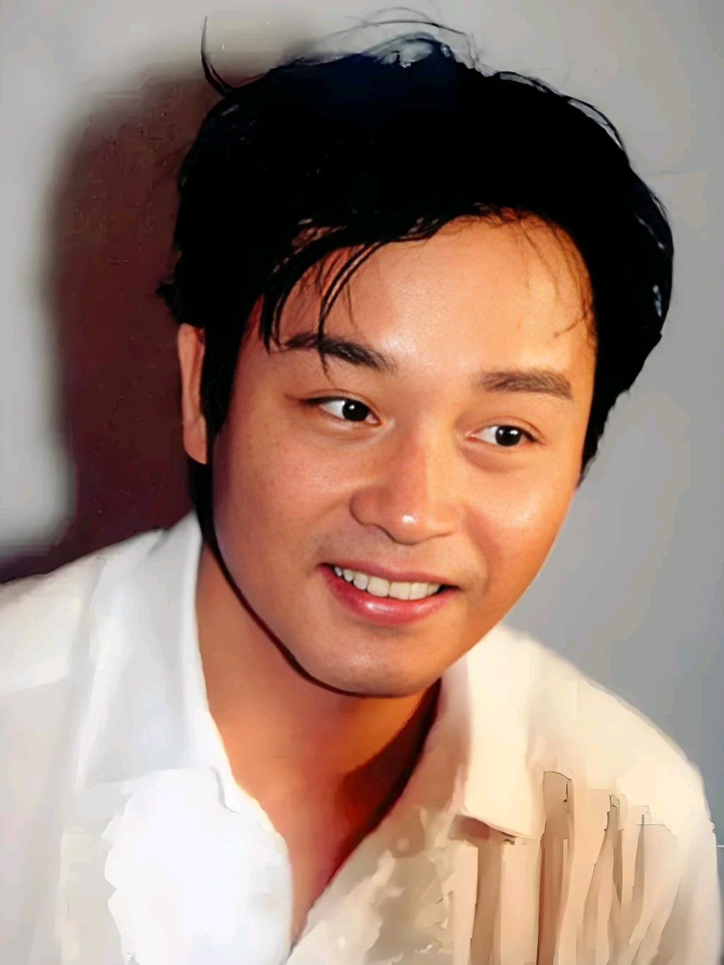 多年前的几张照片,张国荣的白色衬衫穿搭,至今印象深刻!