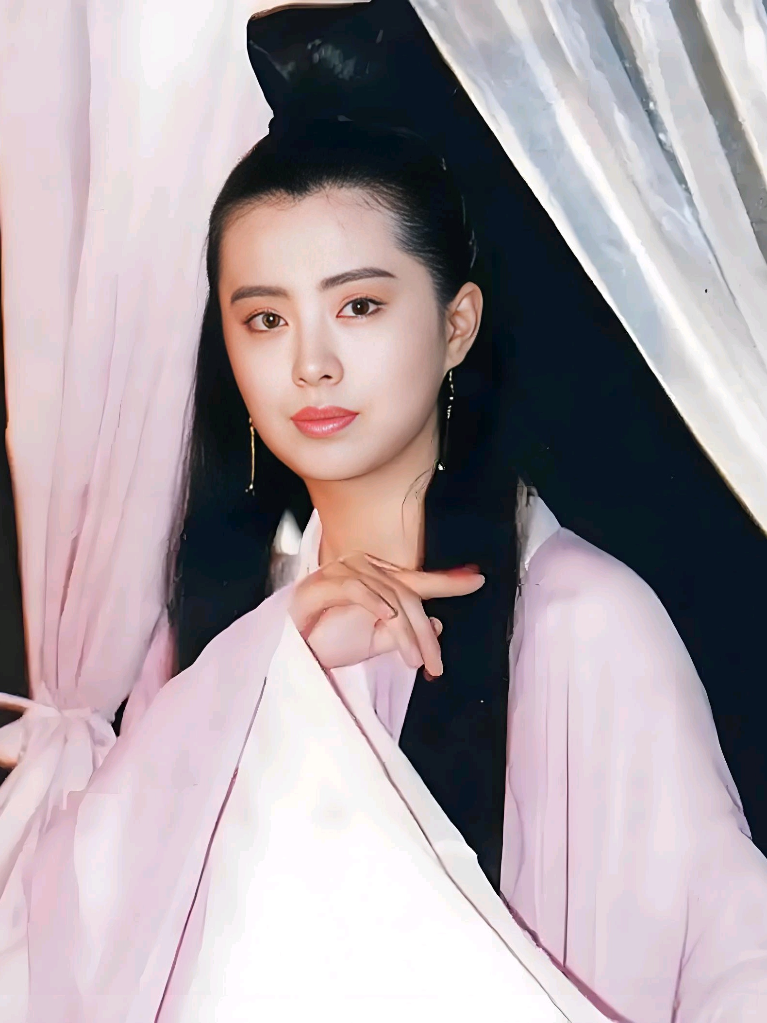 喜欢看港片的朋友一定熟悉王祖贤,一部《倩女幽魂》让大家记住了她