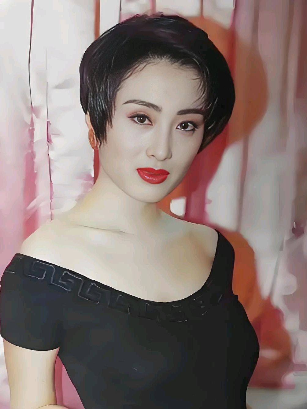 喜欢看港片的朋友,一定还记得演员张敏,年轻时太惊艳了,话说她当年