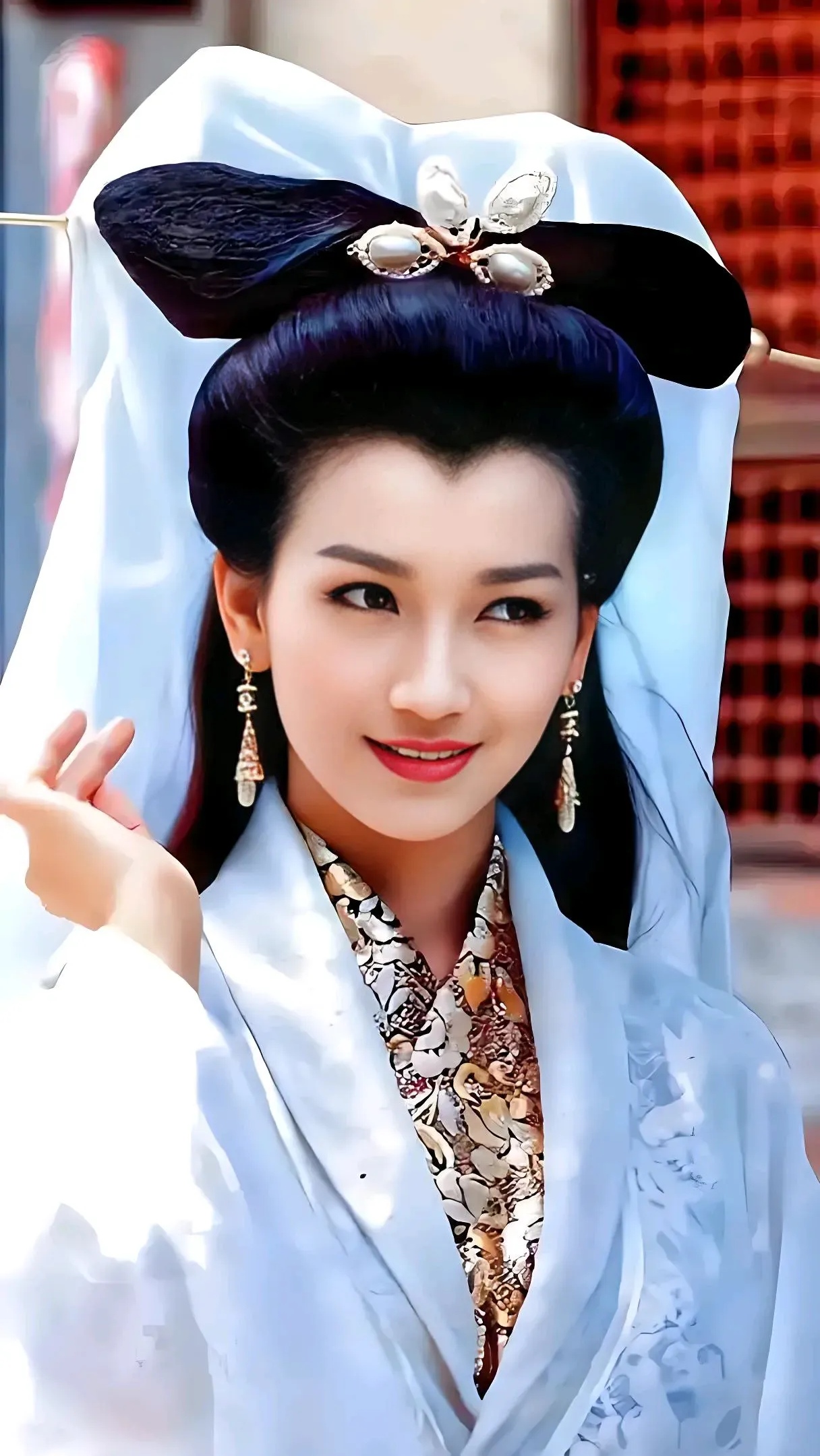 黑白画面虽感受不到色彩的华丽,赵雅芝的颜值和戏中服饰,还是美