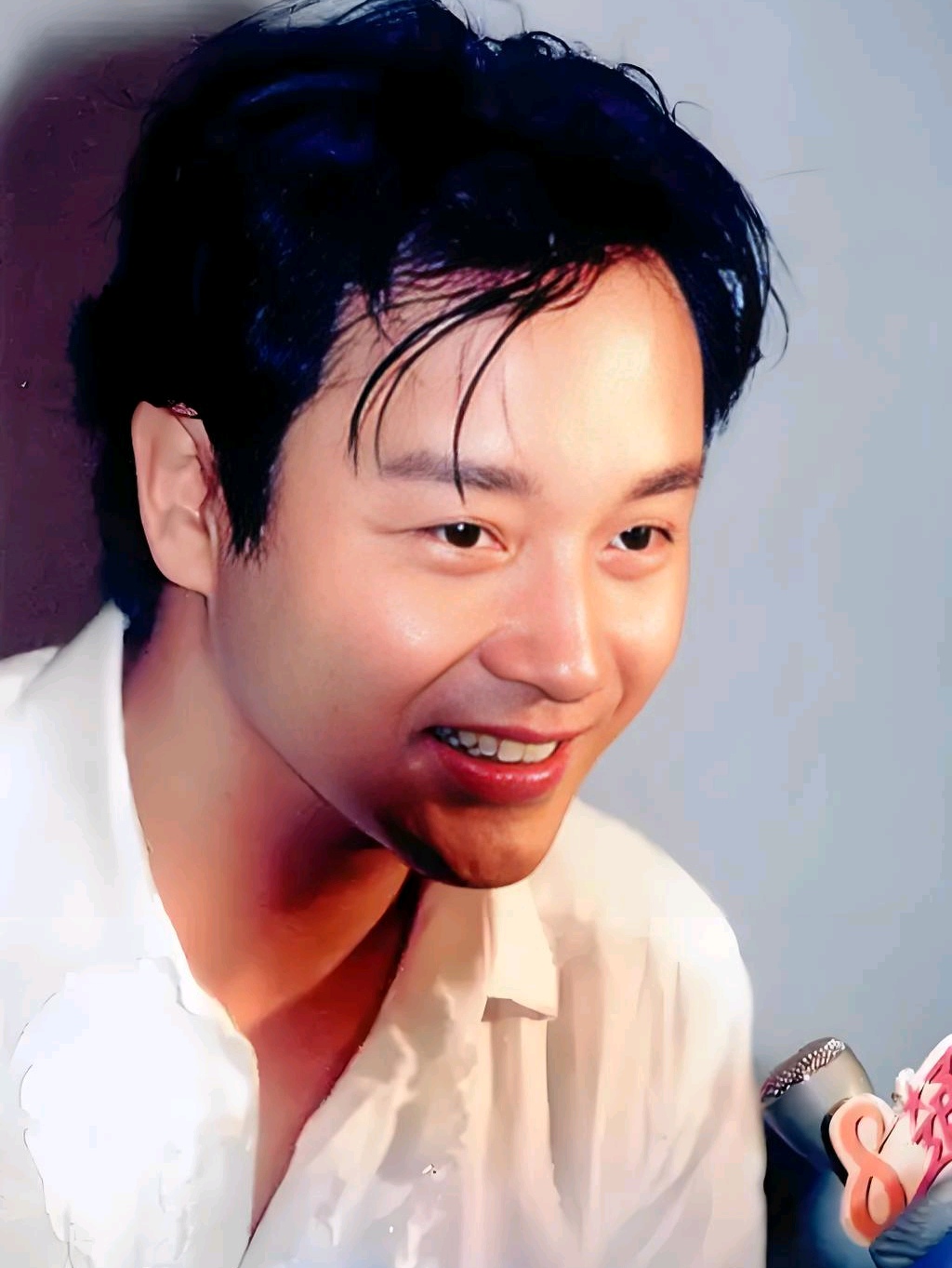 多年前的几张照片,张国荣的白色衬衫穿搭,至今印象深刻!