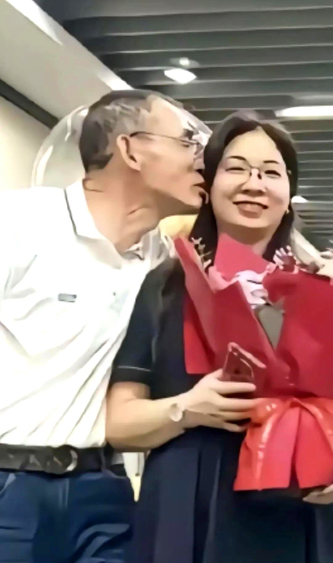 他俩最近老在朋友圈秀恩爱,一天能发八条,不是晒郑琴煲的汤,就是秀