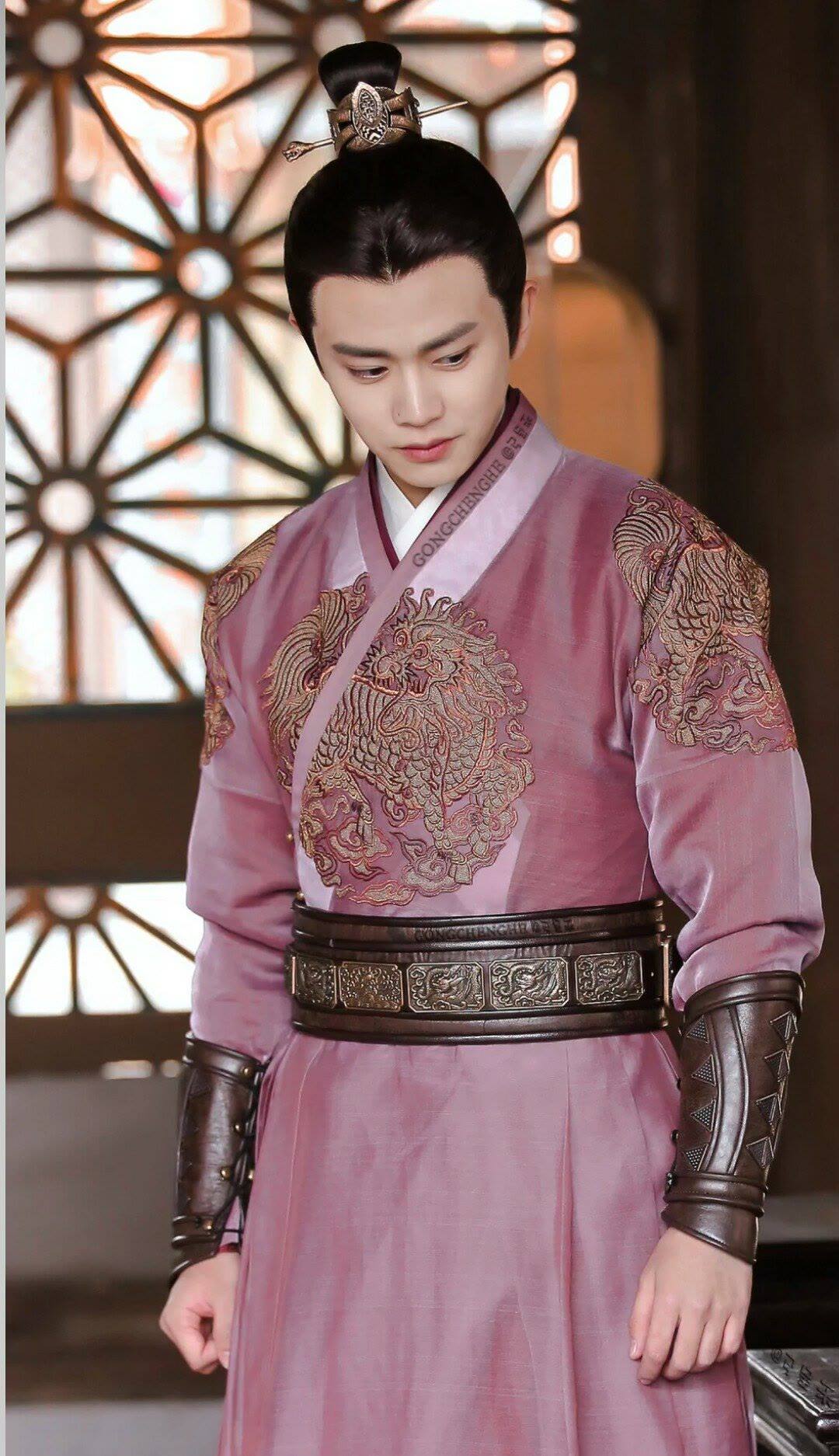 《锦衣之下》陆大人穿什么服装都那么帅气