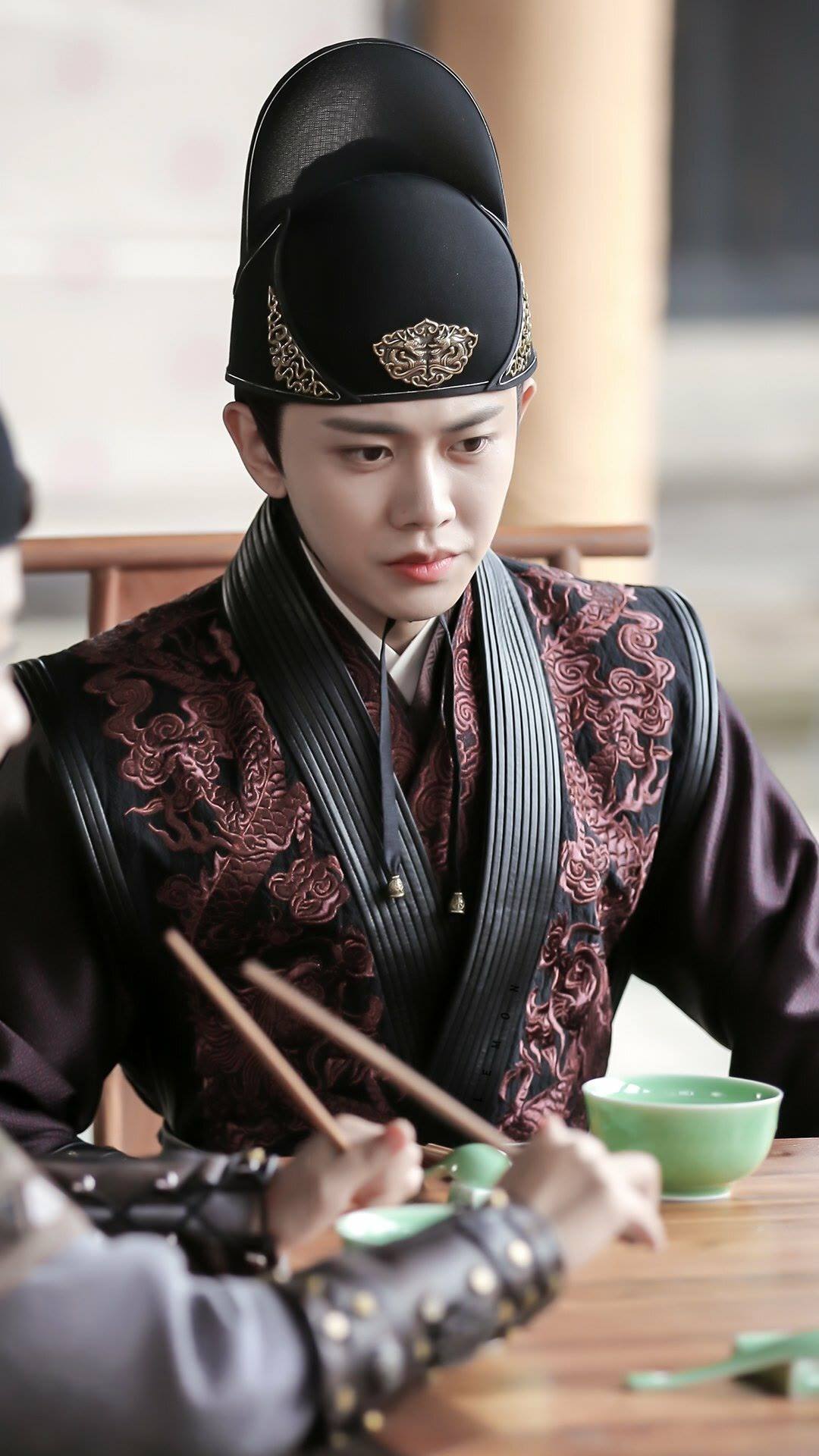 《锦衣之下》陆大人穿什么服装都那么帅气