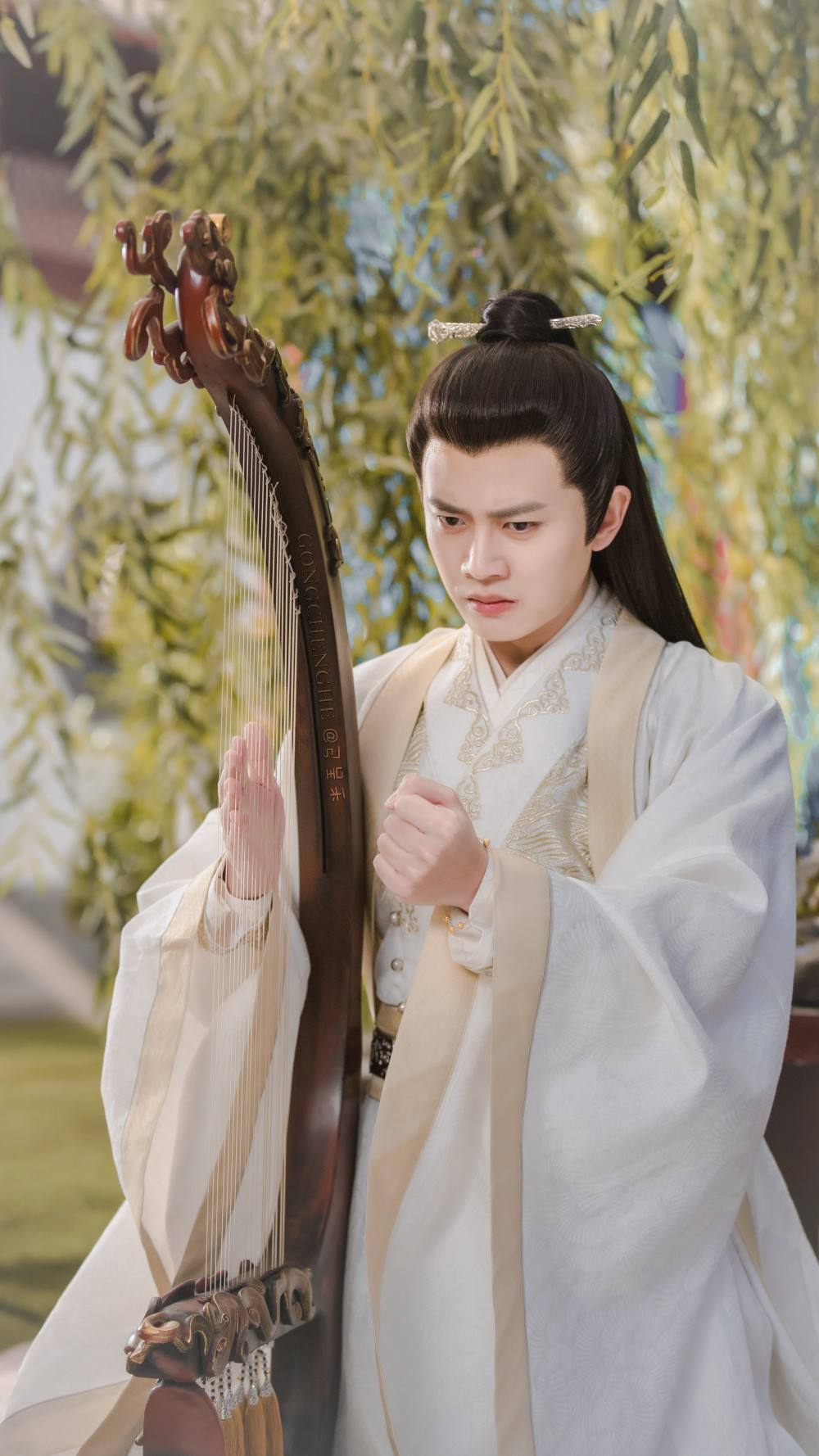 《锦衣之下》陆大人穿什么服装都那么帅气