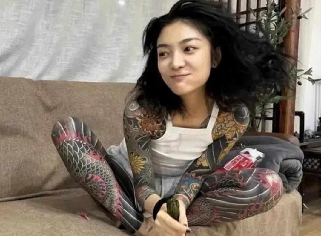浑身布满纹身的女网红小丽,她经历了 18 次相亲失败,这么残酷的现实让