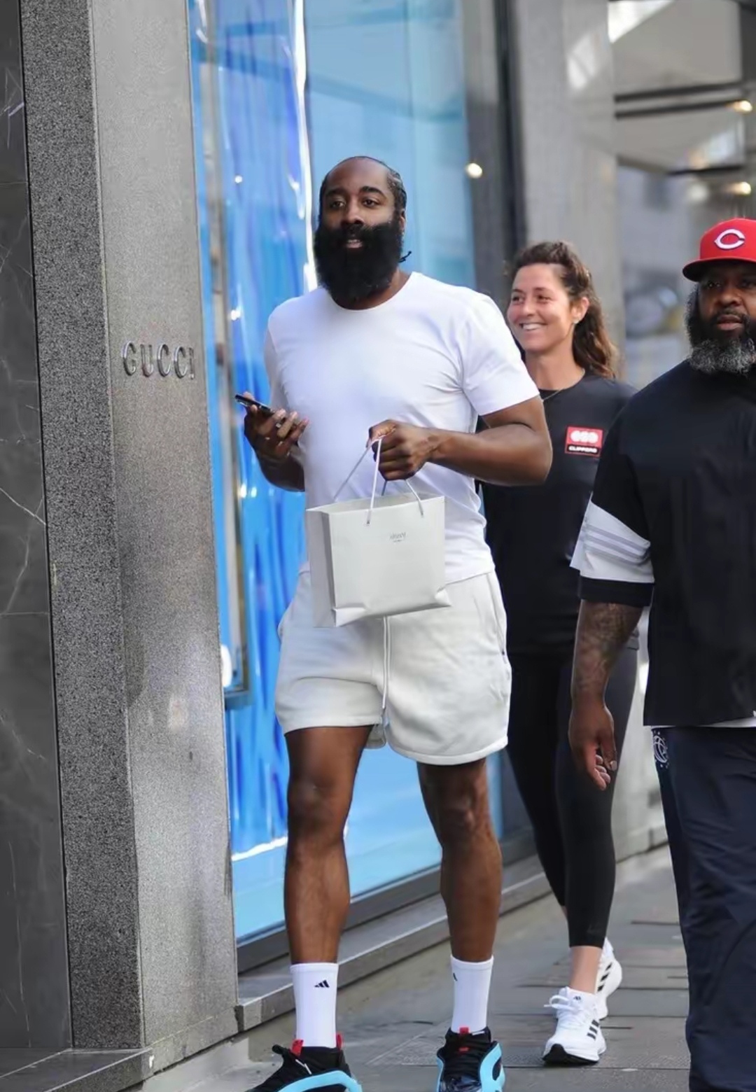 近日,哈登现身于米兰街头.他身穿白色运动装,显得格外年轻.