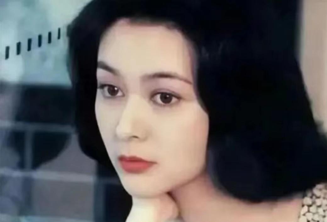 3亿买下一颗钻石送给关之琳,向太陈岚知道后约关之琳出来,一见面就将