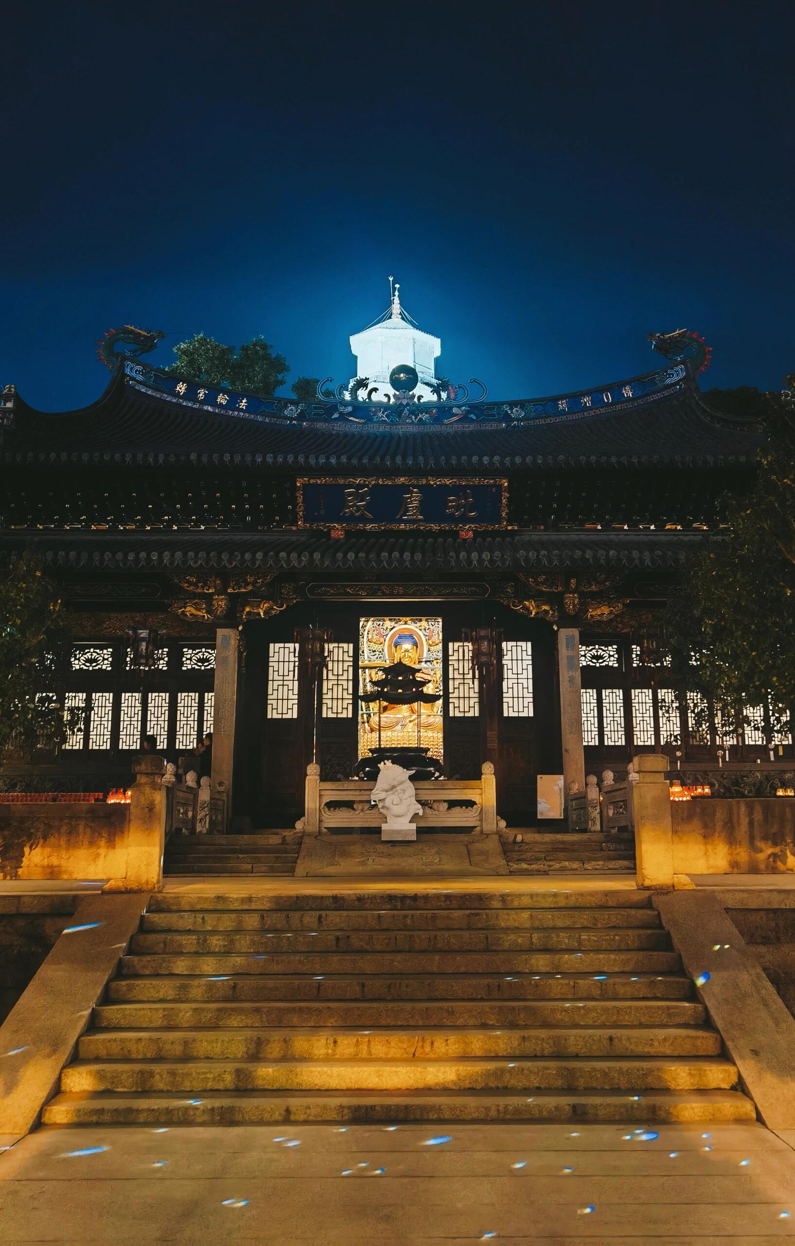 闹市中的寂静,定光寺与白塔