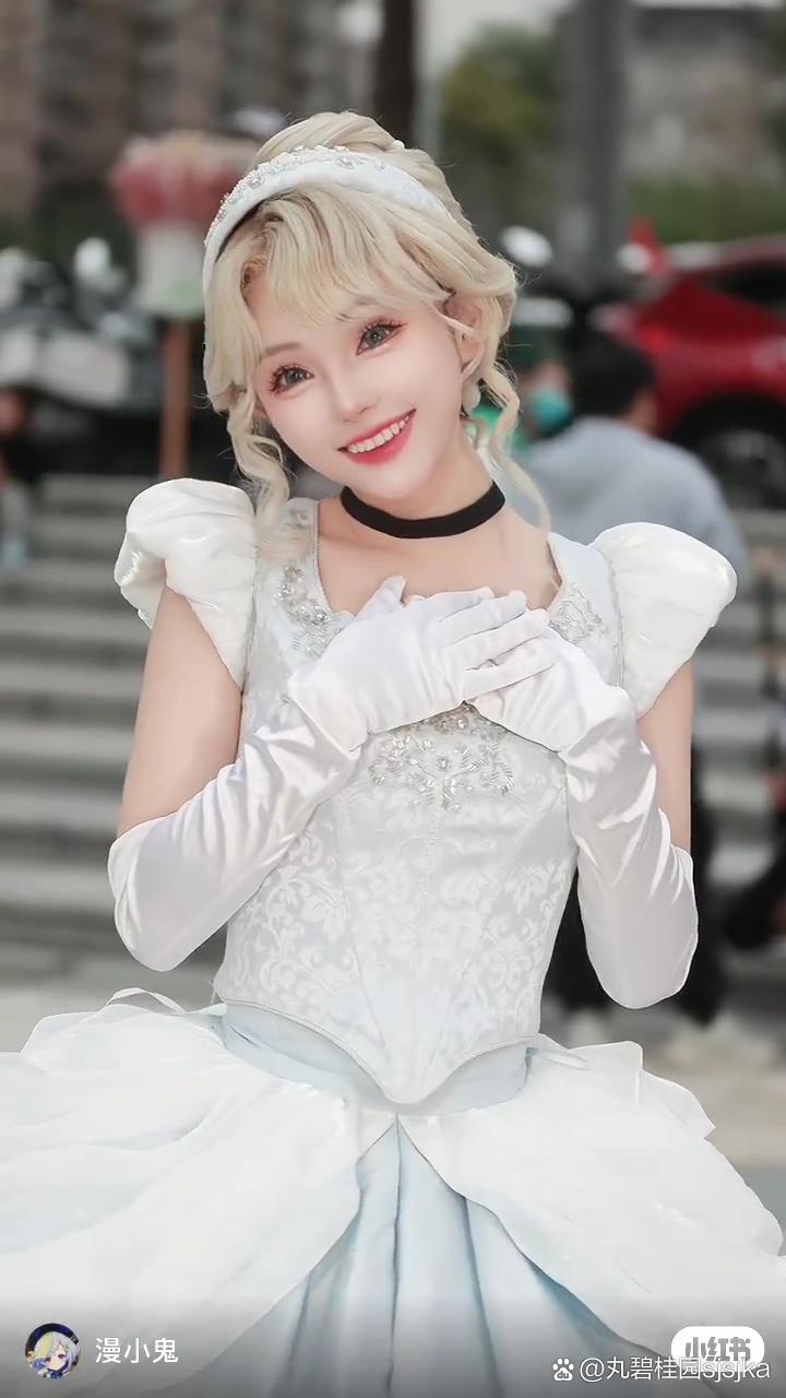 白雪公主姐姐好漂亮啊!我想强吻她!