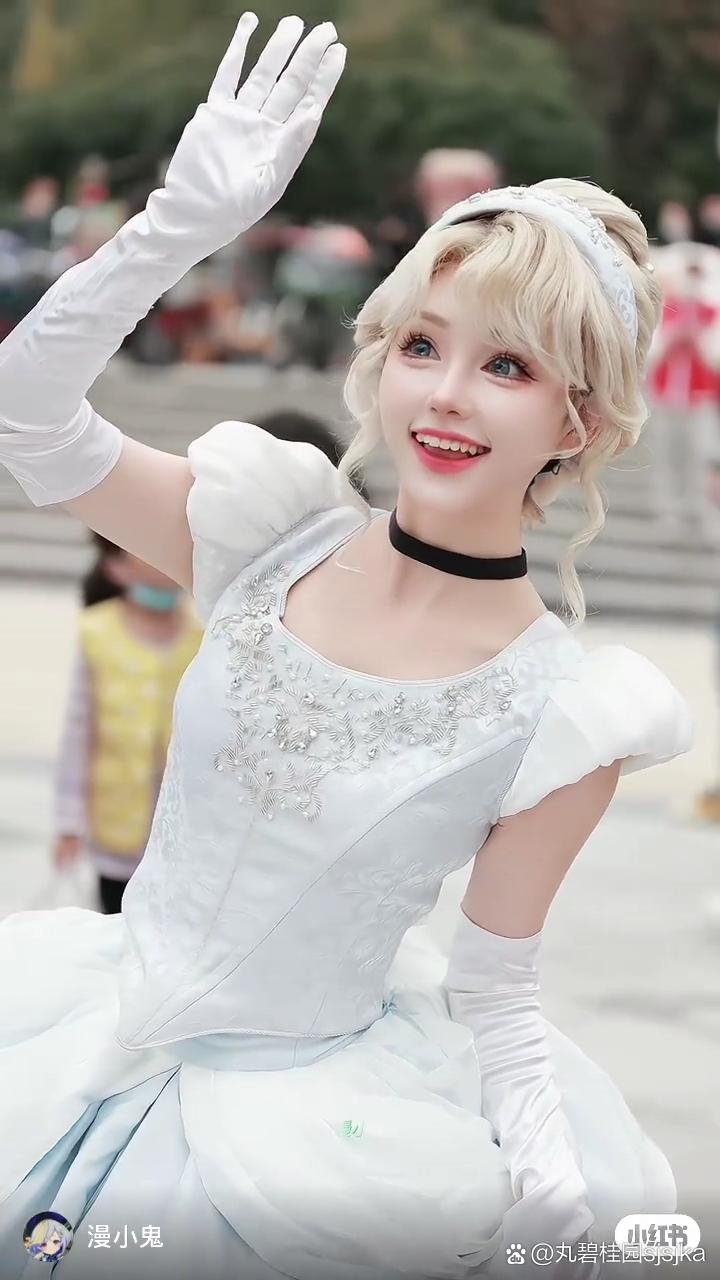 白雪公主姐姐好漂亮啊!我想强吻她!