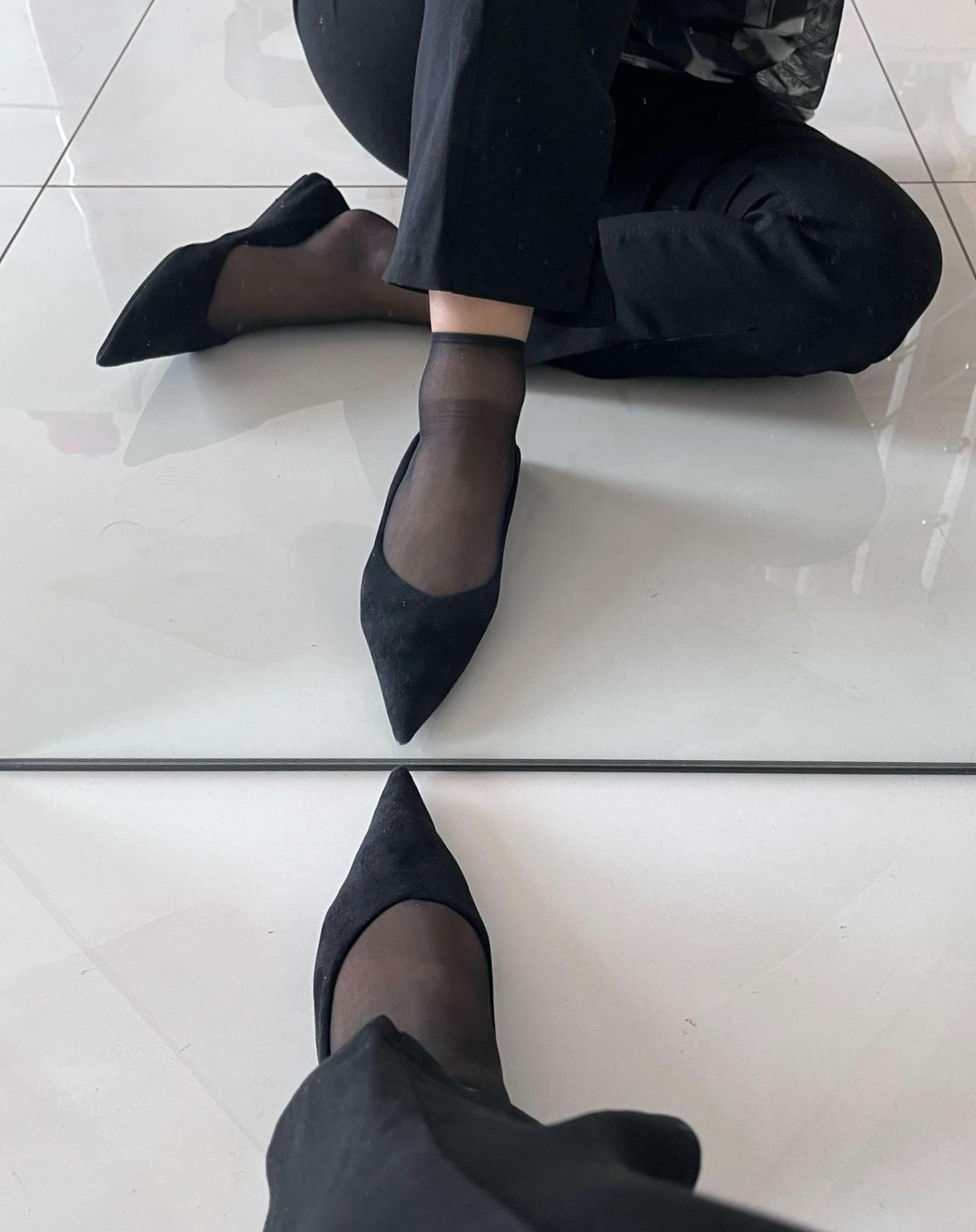 黑色高跟鞋,搭配同色丝袜,优雅又神秘.