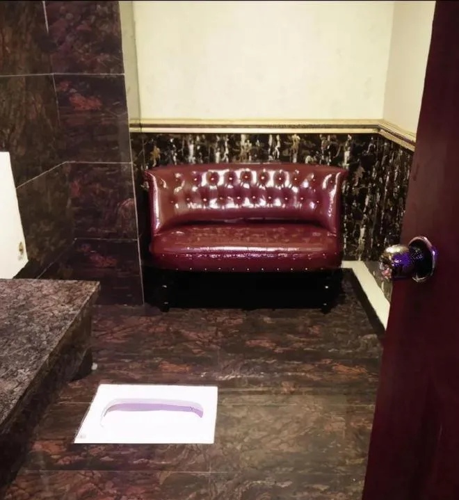 周末和几个朋友去一家新的酒吧潇洒,一小时后去卫生间,开门后看到这里