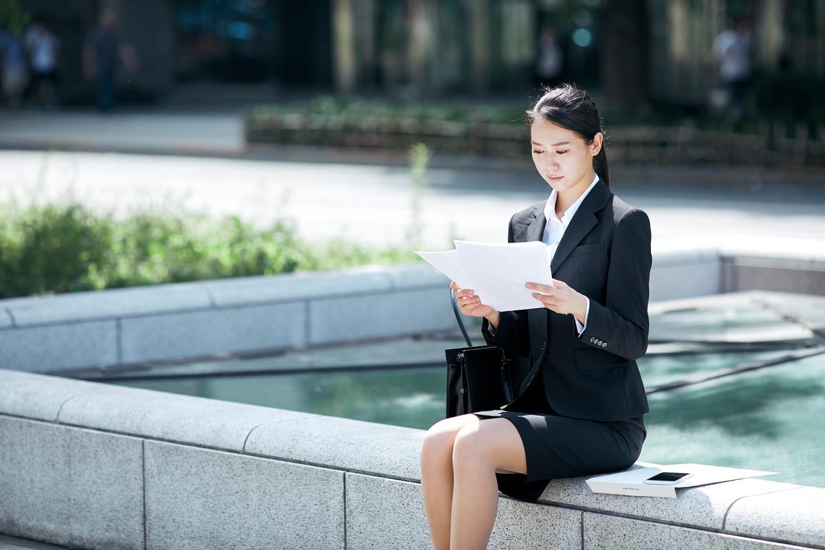 公务员女儿晒工资,竟不及退休教师老爸一半!