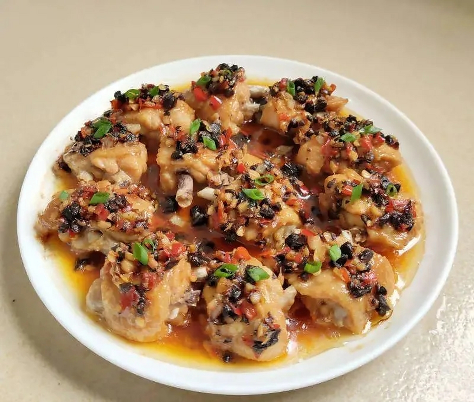 家常菜谱# 豉椒蒸鸡翅  所需原料: 鸡中翅6只,姜2片,蒜2粒,剁椒1勺