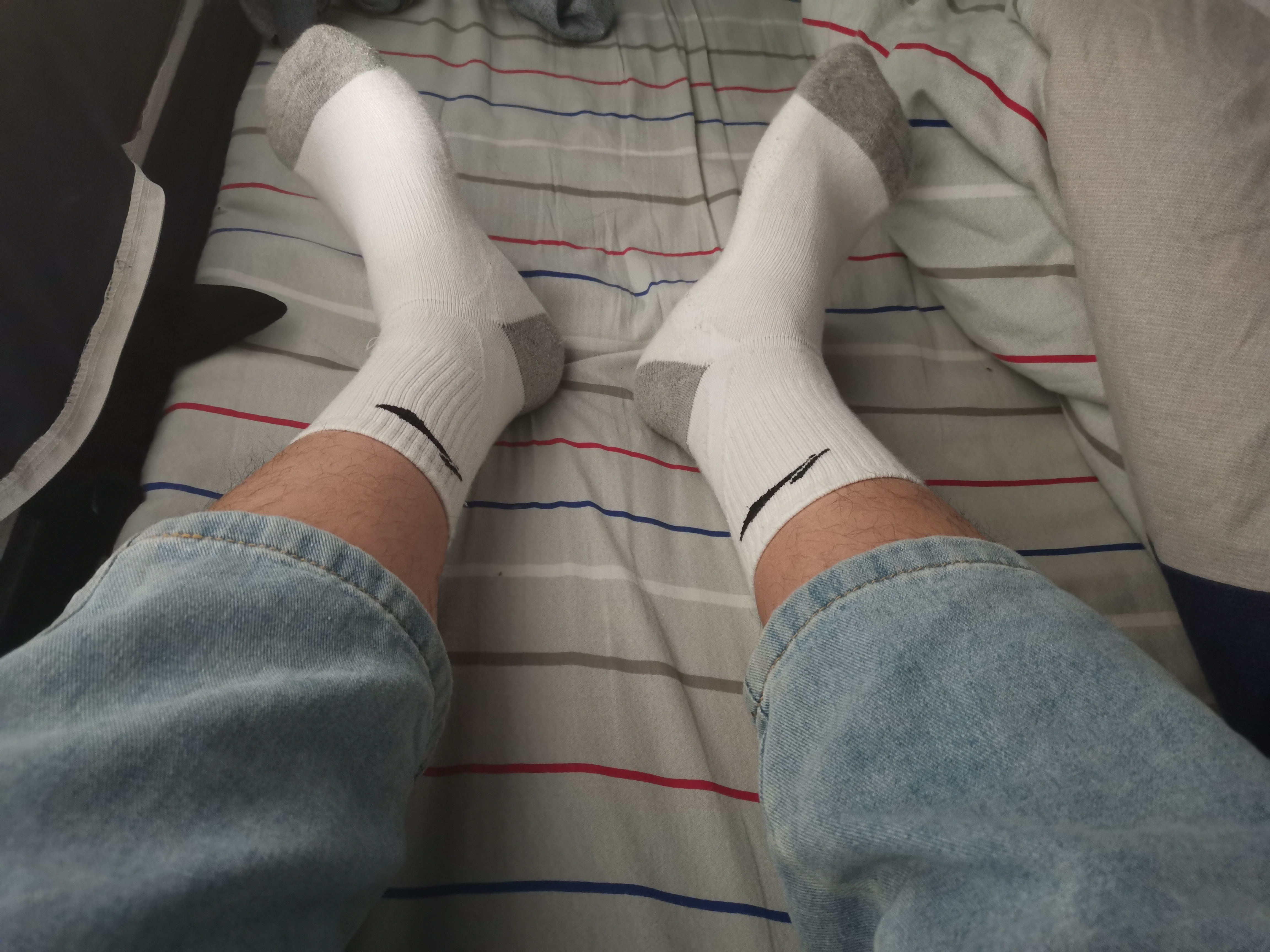 黑色的品牌标志点缀在袜子上,仿佛诉说着低调的奢华