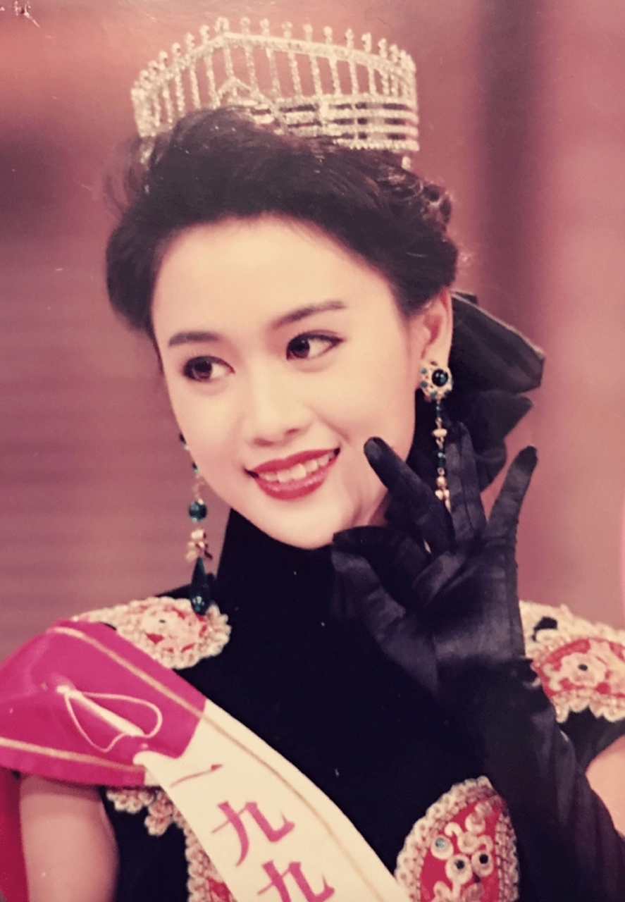 梁小冰年轻时几张美照  眼睛真是好看 笑起来眼里有星星 哭的时候水雾