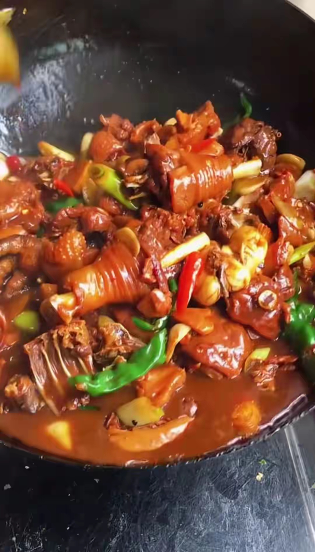 婆婆每次炒鸡都这样炒,把整只鸡洗干净,放菜板上剁吧剁吧直接放油锅里